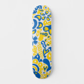 Folklore pattern with Oekrainian flag covu Skateboard (Voorkant)