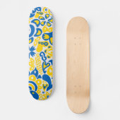 Folklore pattern with Oekrainian flag covu Skateboard (Voorkant)