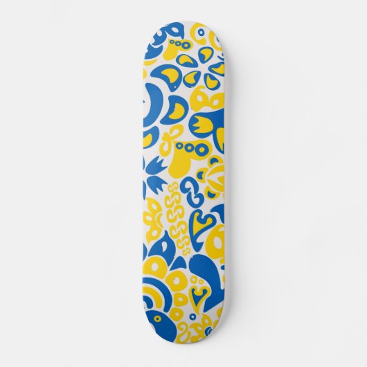 Folklore pattern with Oekrainian flag covu Skateboard (Voorkant)