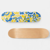 Folklore pattern with Oekrainian flag covu Skateboard (Horizontaal)