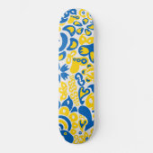 Folklore pattern with Oekrainian flag covu Skateboard (Voorkant)