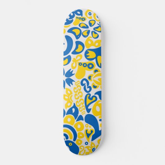 Folklore pattern with Oekrainian flag covu Skateboard (Voorkant)
