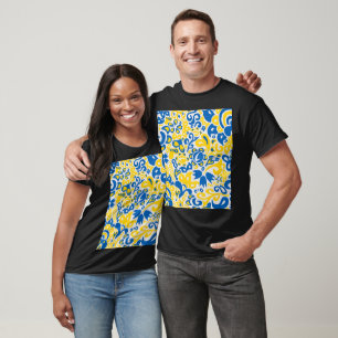 Folklore pattern with Oekrainian flag covu T-shirt