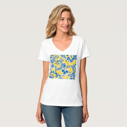 Folklore pattern with Oekrainian flag covu T-shirt (Voorkant volledig)