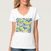 Folklore pattern with Oekrainian flag covu T-shirt (Voorkant)