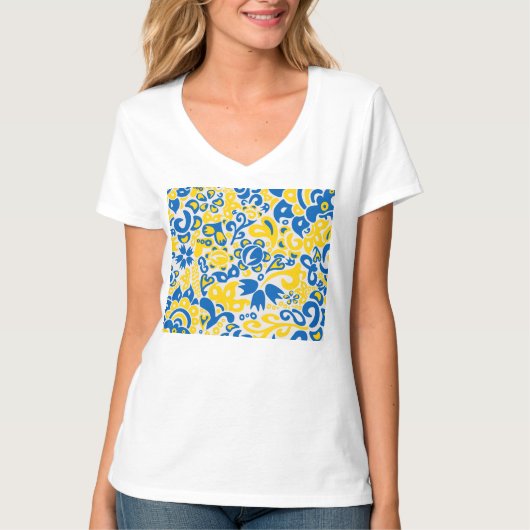 Folklore pattern with Oekrainian flag covu T-shirt (Voorkant)