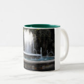 Fontein in Marbella in Spanje. Tweekleurige Koffiemok (Voorkant rechts)