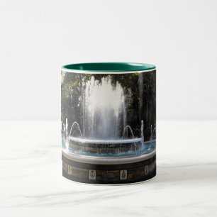 Fontein in Marbella in Spanje. Tweekleurige Koffiemok