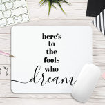 Fools Qui Rêvent, Citer Chic Black White Typograph<br><div class="desc">"Voilà pour les imbéciles qui rêvent." Faites partie de ceux qui laissent toujours leur optimisme contrôler leur vision et leurs aspirations. Cette mousepad, brute, moderne, graphique, minimaliste, combine une typographie de san-serif audacieuse et un script de calligraphie manuscrit, le tout en noir et blanc. Citation inspirante pour vous inspirer toute...</div>