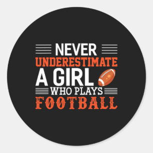Football meisje onderschat nooit een meisje dat sp ronde sticker