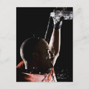 Football speler die afkoelt met water briefkaart