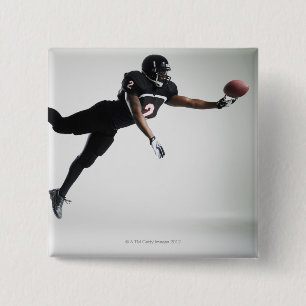 Football speler die in de lucht springt om bal te  vierkante button 5,1 cm