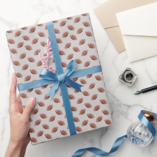 Footballs op Light Ash Grey Cadeaupapier