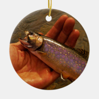 forel in handen keramisch ornament