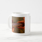 forel in handen koffiemok (Voorkant links)