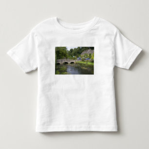 Forelstroom in het dorp Bibury, Kinder Shirts