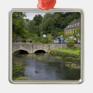 Forelstroom in het dorp Bibury, Metalen Ornament