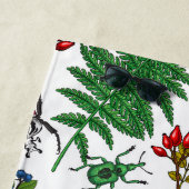 Forest berries, leaves and bugs on white strandlaken (In situ)