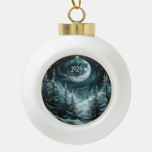 Forêt de Noël enneigée avec ornement de la Grande