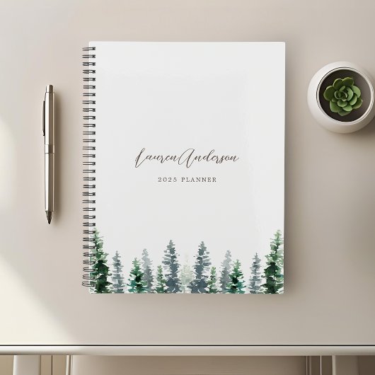 Forêt de pins à l'aquarelle sur gris 2024