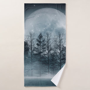 Forêt foncée. Scène sombre et sombre avec des arbr