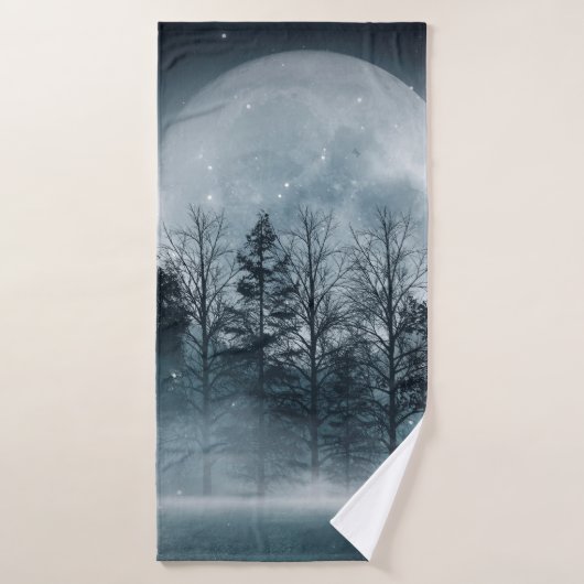 Forêt foncée. Scène sombre et sombre avec des arbr (Serviette de bain)
