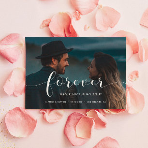 Forever heeft een mooie ring voor het fotohuwelijk aankondiging