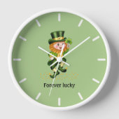 Forever Lucky Green Gnome op Light Green Clock (Voorkant)