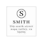 Formeel monogram en naam retouradres 	rubberstempel (Afrduk)