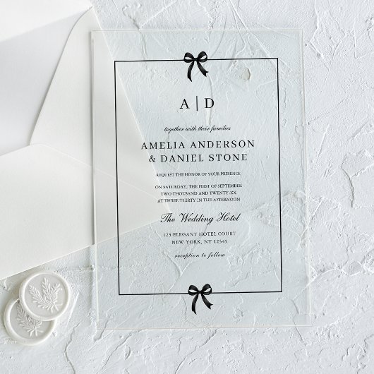 Formele Elegante Zwart-witte Boog Monogram Acryl Uitnodigingen