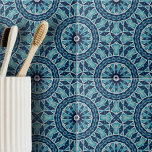 Formes géométriques en mosaïque bleu doux et indie<br><div class="desc">Ce carrelage en céramique présente un design symétrique complexe qui rappelle l'architecture classique ou les textiles vintages. Le carrelage est orné d'une variété de formes géométriques, y compris des diamants et des cercles, qui se combinent pour former de plus grands motifs circulaires répartis sur le carrelage. Le design est minutieusement...</div>