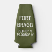 Fort Bragg Latitude Lengtegraad Flesjeskoeler (Voorkant)