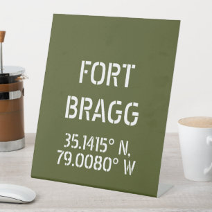 Fort Bragg Latitude Lengtegraad Reclamebord Met Voetstuk