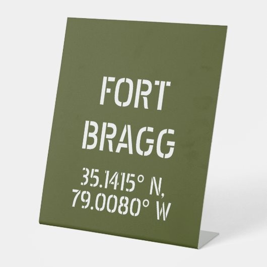 Fort Bragg Latitude Lengtegraad Reclamebord Met Voetstuk (Voorkant)