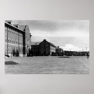 Fort Lewis, WA Uitzicht Barracks en Mt. Rainier Poster