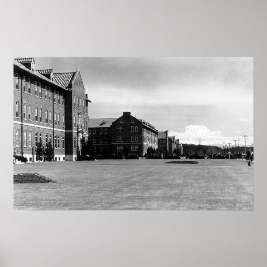 Fort Lewis, WA Uitzicht Barracks en Mt. Rainier Poster (Voorkant)