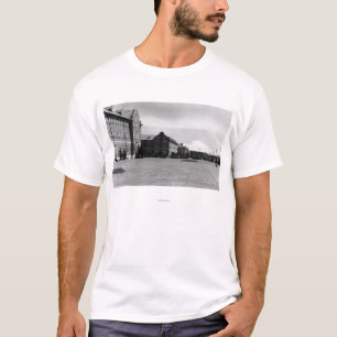 Fort Lewis, WA-Uitzicht van Barracks en Mt. Rainie T-shirt