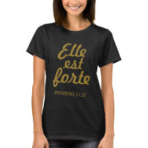 Forte d'est d'Elle élevant le T-shirt chrétien