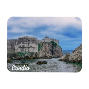 Fortress walls, rocky kust en zee in Kroatië Magneet