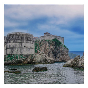 Fortress walls, rocky kust en zee in Kroatië Perfect Poster