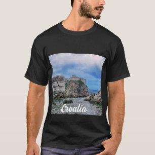 Fortress walls, rocky kust en zee in Kroatië T-shirt