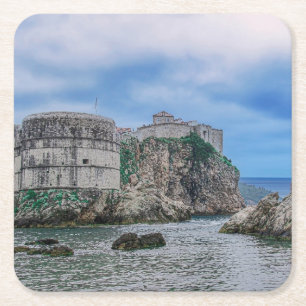 Fortress walls, rocky kust en zee in Kroatië Vierkante Kartonnen Onderzetter