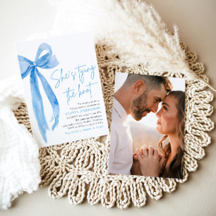 Foto Blauwe Boog Ze is Tying the Knot Vrijgezellen Kaart