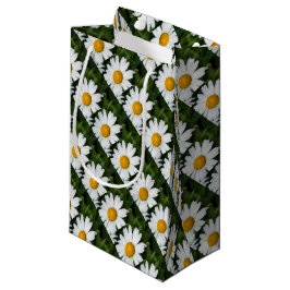 foto, een margriet, groene achtergrond klein cadeauzakje