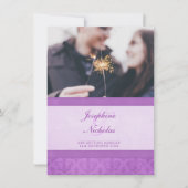 Foto: Fleur De Lis stijl paarse trouwuitnodiging Kaart (Voorkant)