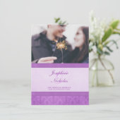 Foto: Fleur De Lis stijl paarse trouwuitnodiging Kaart (Staand voorkant)