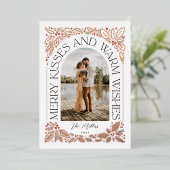 Foto Merry Kisses en Warm Wishes Berry Arch Folie Feestdagenkaart (Staand Voorkant)