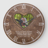 Foto met bruin lederen hart 3de trouwdag grote klok (Voorkant)