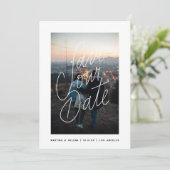 Foto met casual lettering save the date (Staand voorkant)