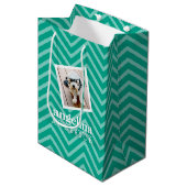Foto met Chevron Pattern en aangepaste naam Medium Cadeauzakje (Voorkant Gekanteld)